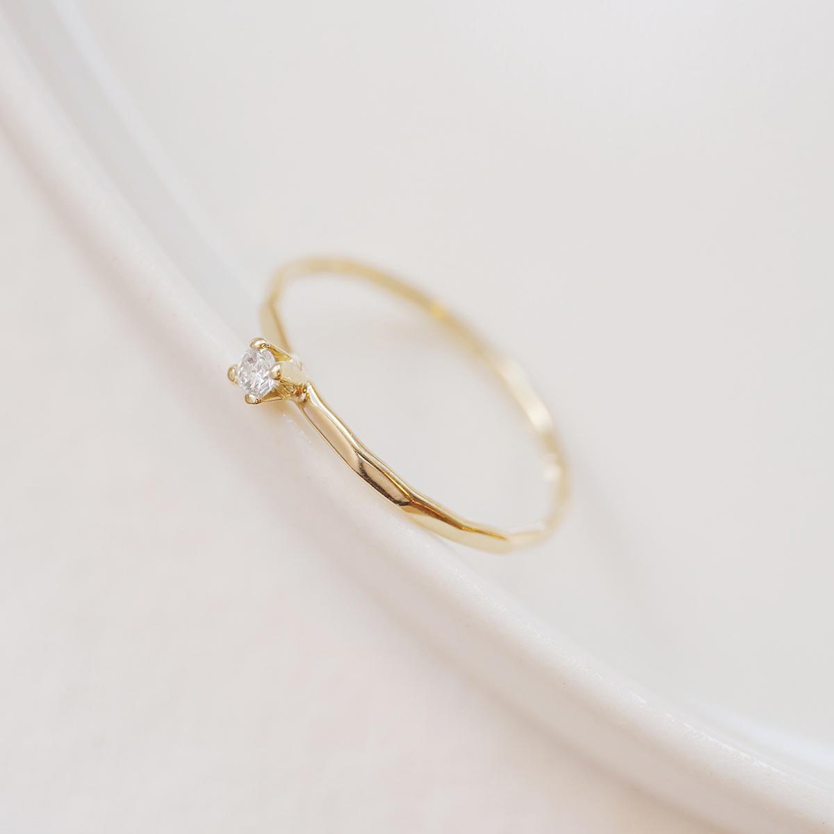 Anel solitário minimalista martelado para noivado em ouro 18k com diamante