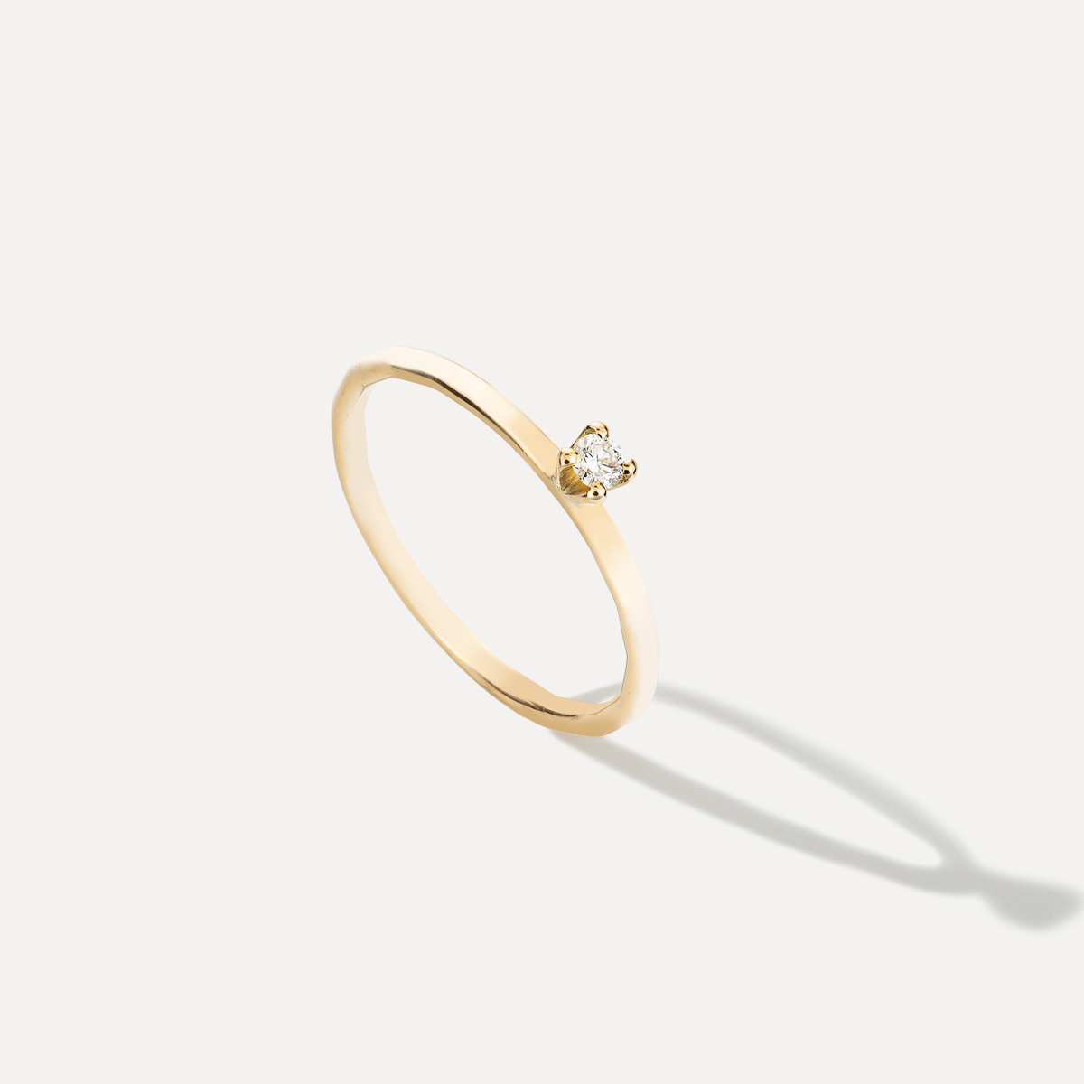 Anel solitário minimalista martelado para noivado em ouro 18k com diamante