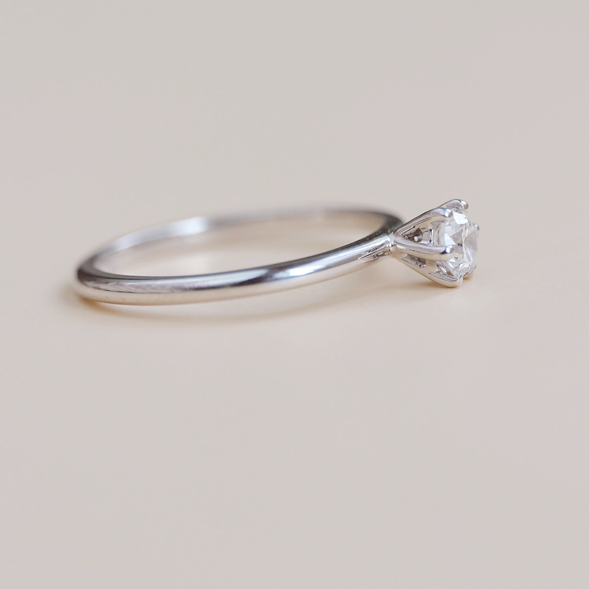 Anel solitário minimalista com diamantes de 30p em ouro 18k