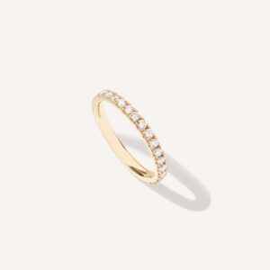 Aliança cravejada minimalista feita a mão em ouro 18k para casamentos sobre fundo branco