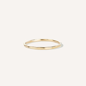 Aliança minimalista martelada feita a mão em ouro 18k sobre fundo branco
