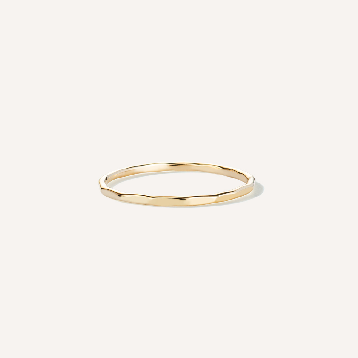 Aliança minimalista martelada feita a mão em ouro 18k sobre fundo branco