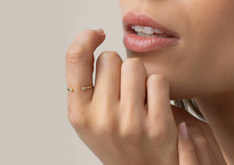 Anel de textura martelado aberto minimalista com dois diamantes nas extremidades feito a mão em ouro 18k
