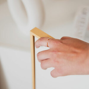 Mulher usando Anel aberto minimalista com dois diamantes nas extremidades feito a mão em ouro 18k