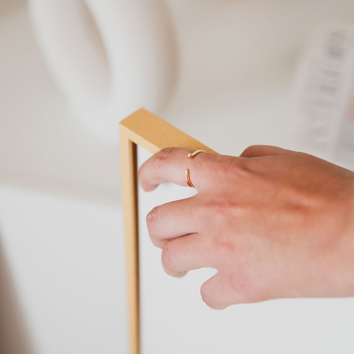 Mulher usando Anel aberto minimalista com dois diamantes nas extremidades feito a mão em ouro 18k