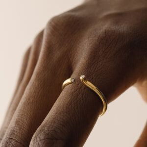 Mulher usando Anel aberto minimalista com dois diamantes nas extremidades feito a mão em ouro 18k