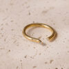Anel aberto minimalista com dois diamantes nas extremidades feito a mão em ouro 18k