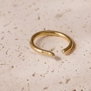 Anel aberto minimalista com dois diamantes nas extremidades feito a mão em ouro 18k