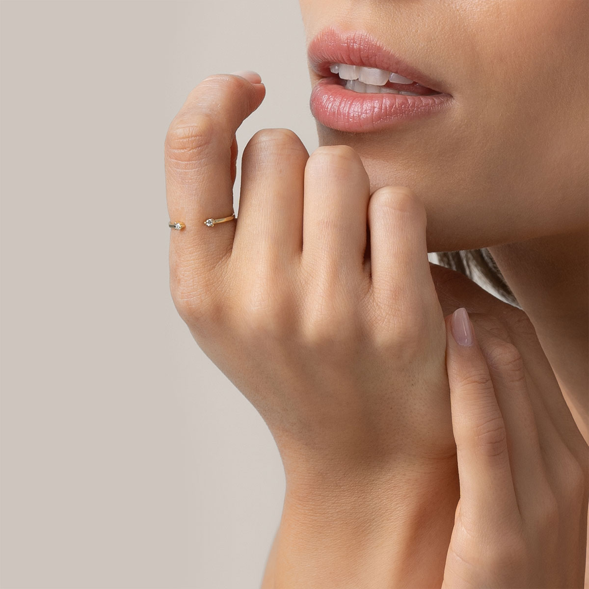 Anel de textura martelado aberto minimalista com dois diamantes nas extremidades feito a mão em ouro 18k
