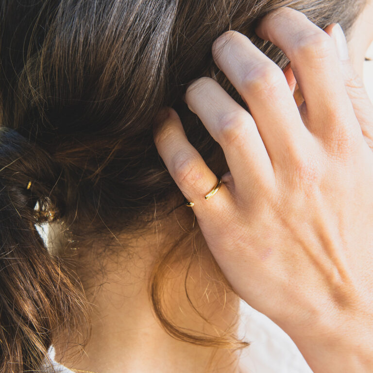 Mulher usando Anel aberto minimalista em ouro 18k feito a mão com aro arredondado