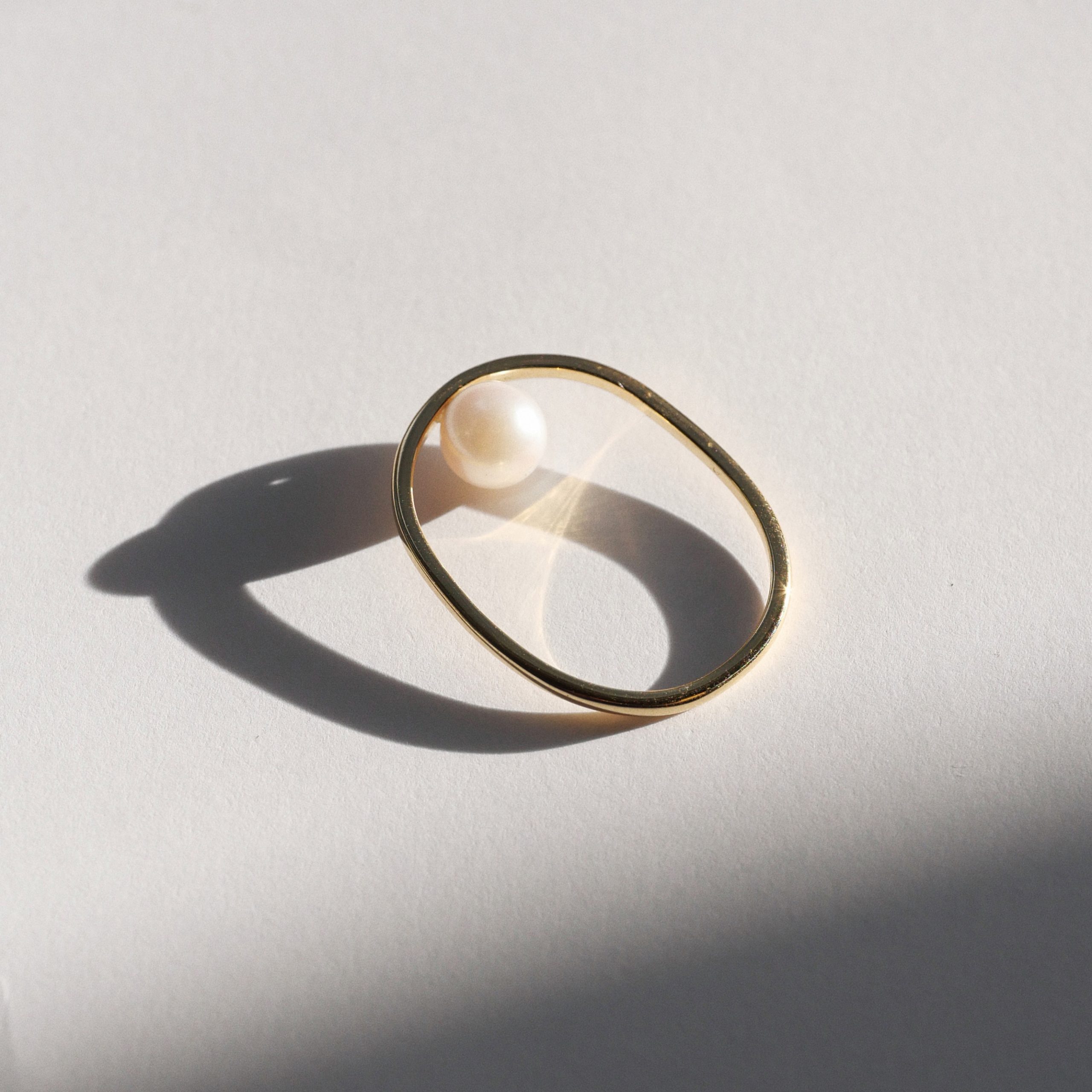 Anel minimalista de formato oval com pérola natural feito a mão em ouro 18k