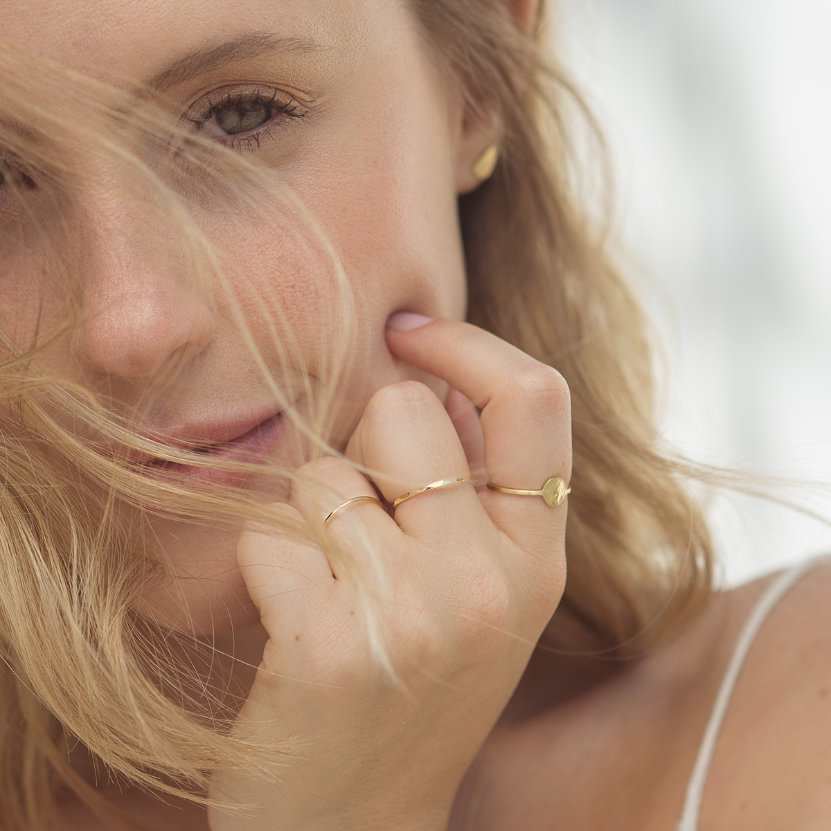 Mulher usando Anel minimalista feito a mão em ouro 18k com círculo martelado na frente