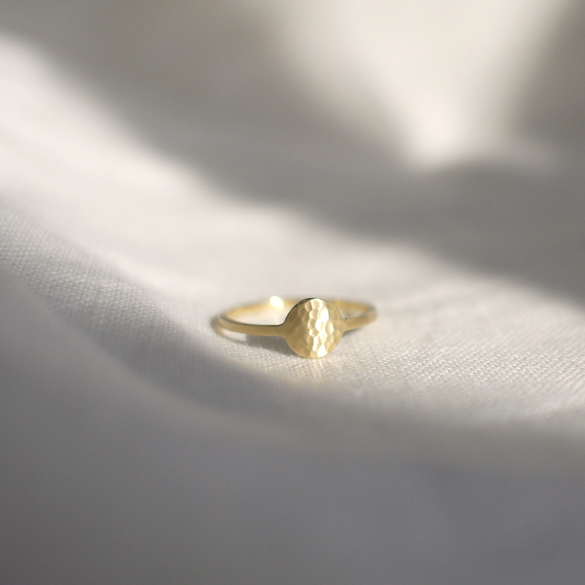 Anel minimalista feito a mão em ouro 18k com círculo martelado na frente