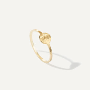 Anel minimalista feito a mão em ouro 18k com círculo martelado na frente