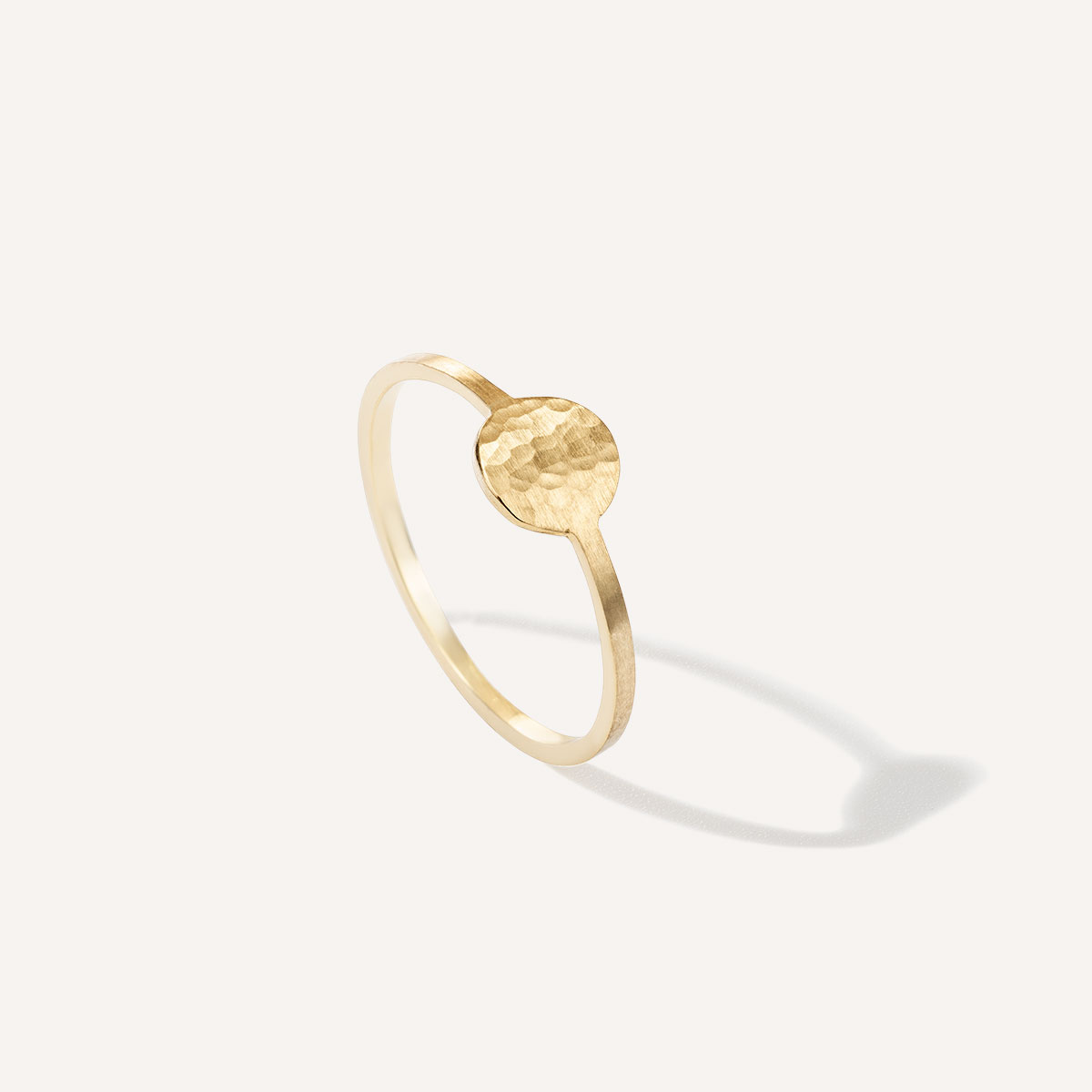 Anel minimalista feito a mão em ouro 18k com círculo martelado na frente