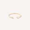 Anel de textura martelado aberto minimalista com dois diamantes nas extremidades feito a mão em ouro 18k