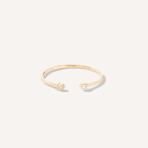 Anel de textura martelado aberto minimalista com dois diamantes nas extremidades feito a mão em ouro 18k