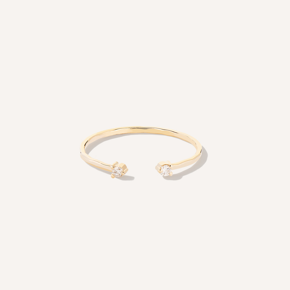 Anel de textura martelado aberto minimalista com dois diamantes nas extremidades feito a mão em ouro 18k