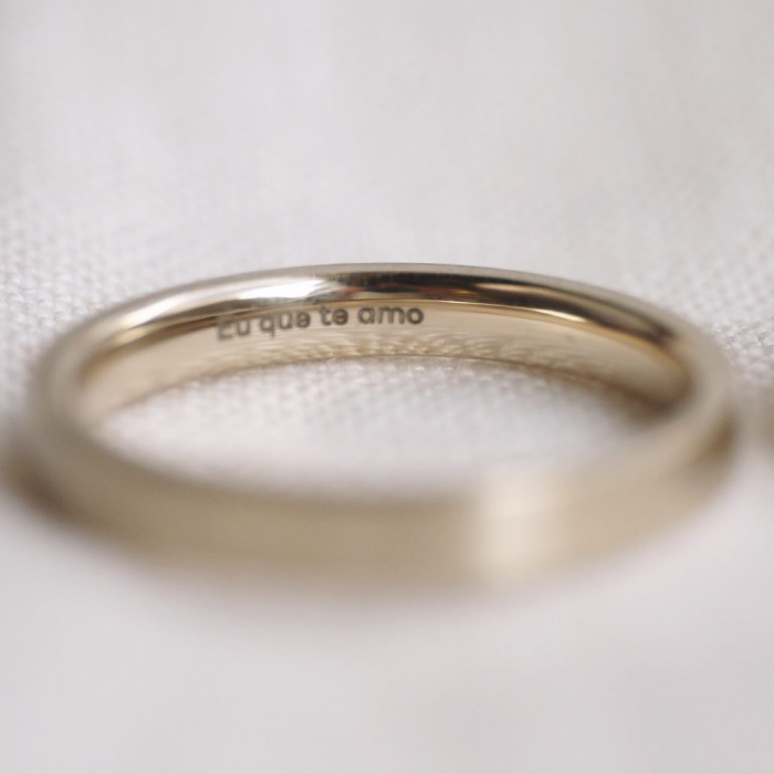 Aliança em ouro champgne 18k, com frase eu que te amo gravada