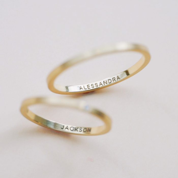 Par de alianças em ouro amarelo 18k com nomes gravados