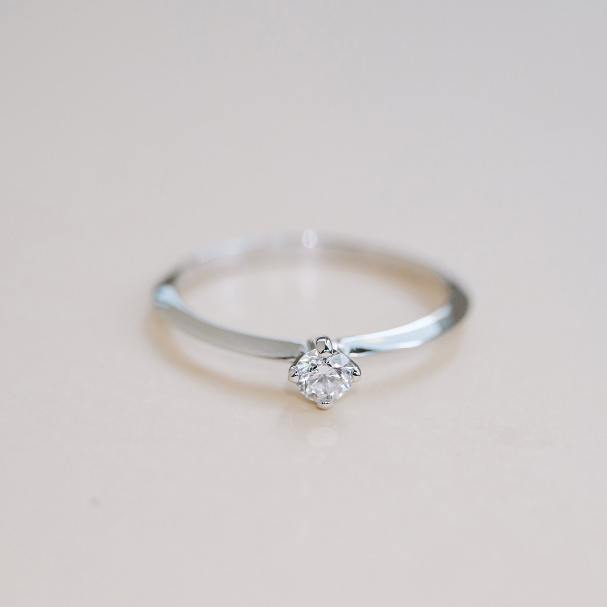 Anel Solitário minimalista para noivado com diamante em ouro 18k