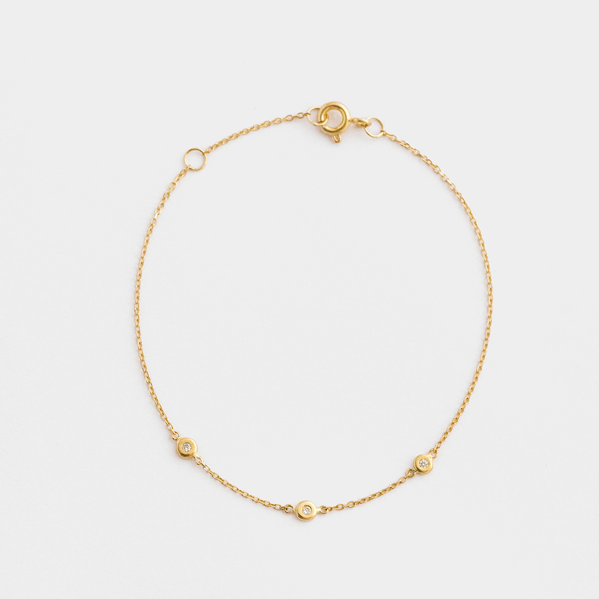Pulseira em ouro 18k feita a mão com três diamantes