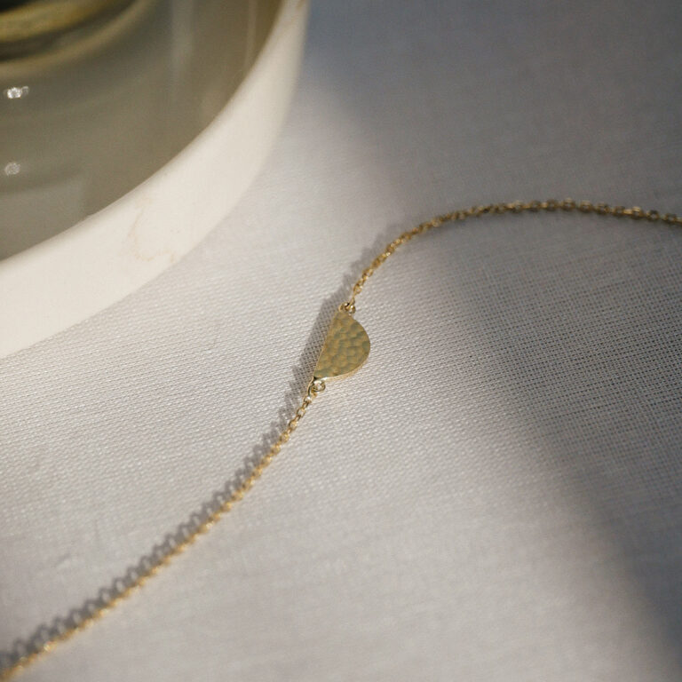 Pulseira feita a mão em ouro 18k com meia lua martelada