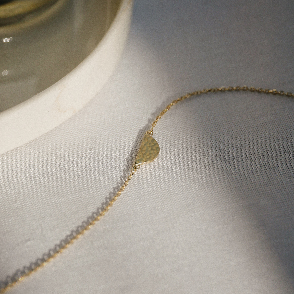 Pulseira feita a mão em ouro 18k com meia lua martelada
