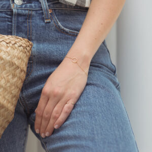 Mulher usando Pulseira minimalista e delicada feita a mão em ouro 18k com circulo