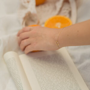 Mulher usando Pulseira minimalista e delicada feita a mão em ouro 18k com circulo