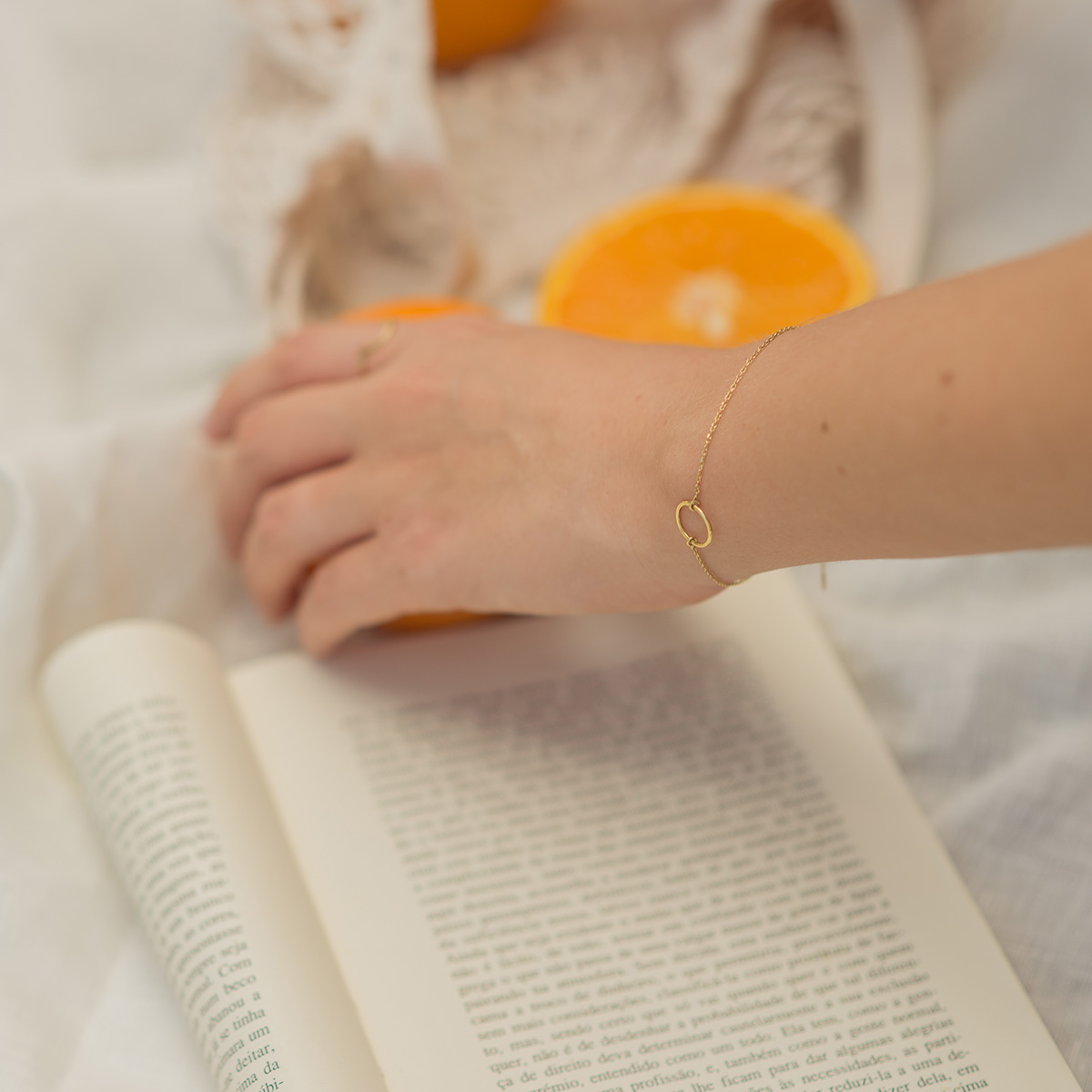 Mulher usando Pulseira minimalista e delicada feita a mão em ouro 18k com circulo
