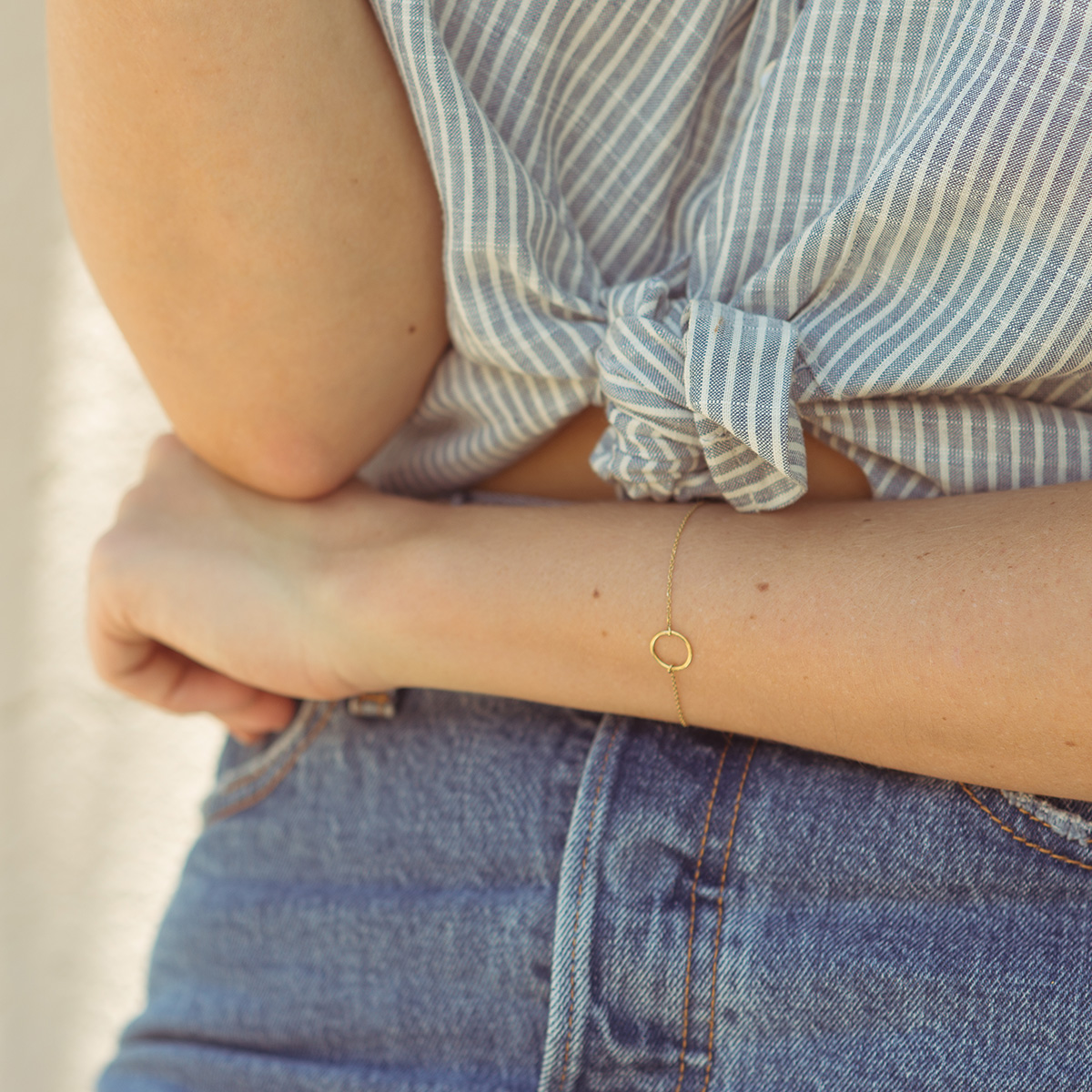 Mulher usando Pulseira minimalista e delicada feita a mão em ouro 18k com circulo