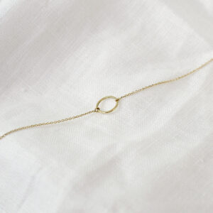 Pulseira minimalista e delicada feita a mão em ouro 18k com circulo
