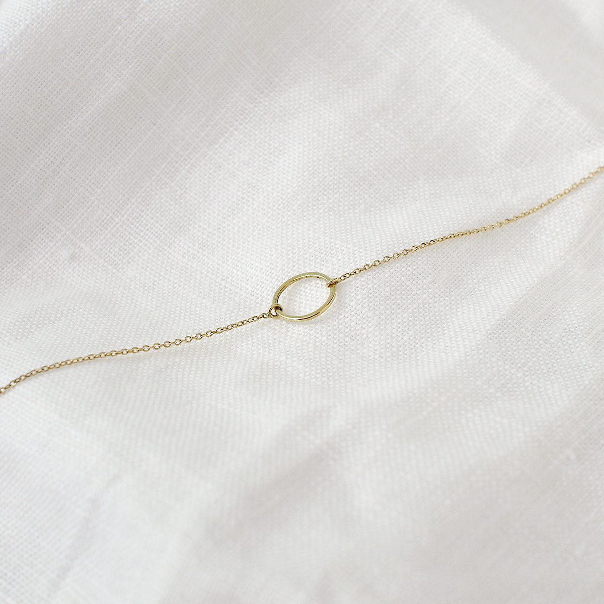 Pulseira minimalista e delicada feita a mão em ouro 18k com circulo