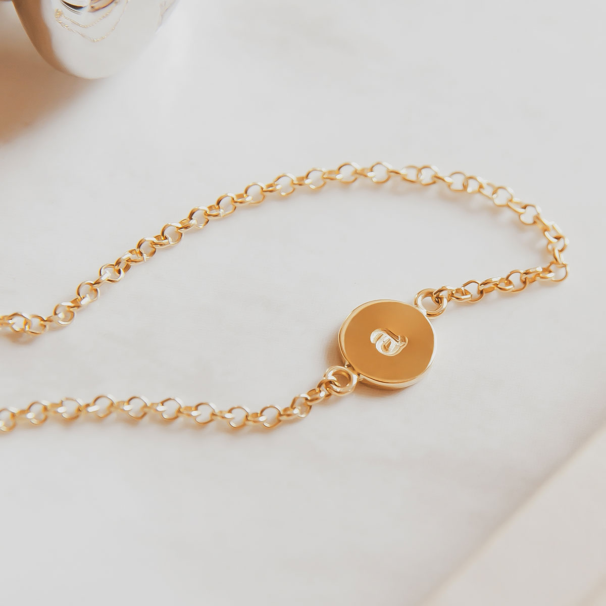 Pulseira feita a mão em ouro 18k com plaquinha gravada com letra
