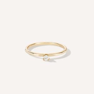 Anel solitário minimalista martelado para noivado em ouro 18k com diamante