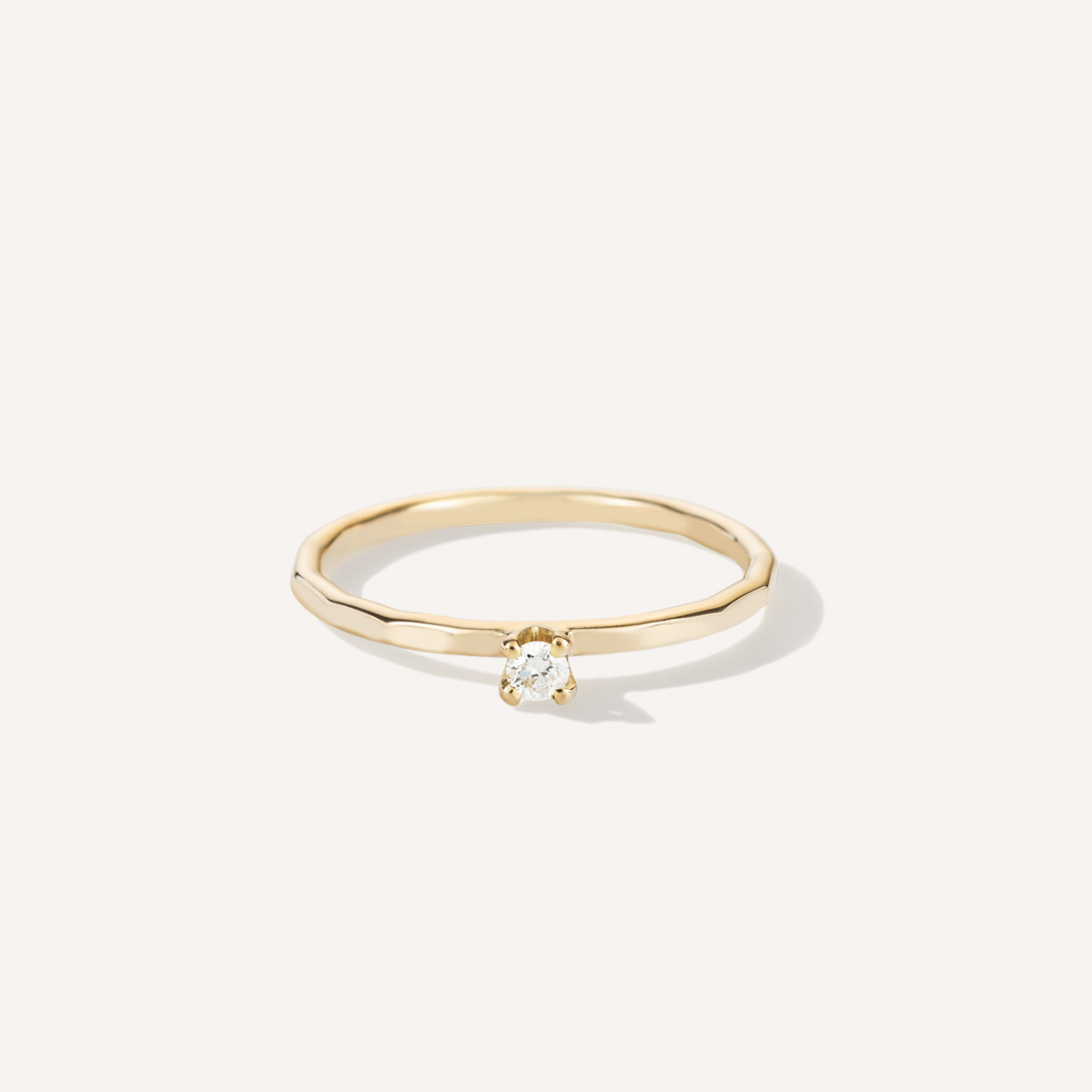 Anel solitário minimalista martelado para noivado em ouro 18k com diamante