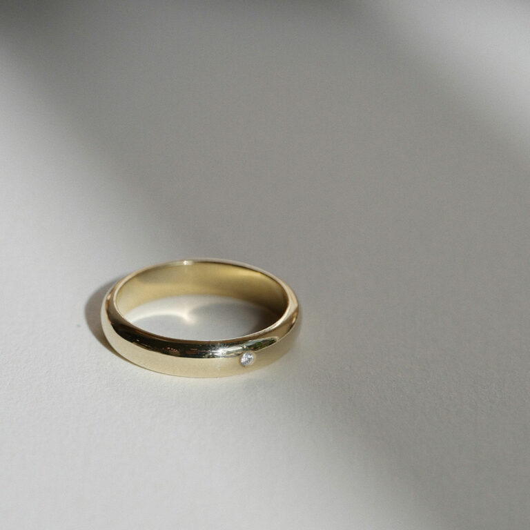 aliança de aro arredondado minimalista feita a mão em ouro 18k com diamantes para casamentos