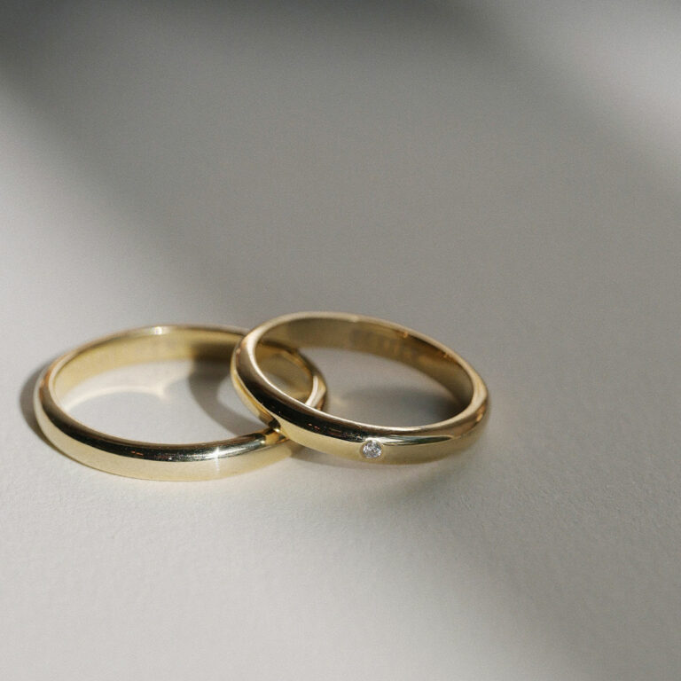 aliança de aro arredondado minimalista feita a mão em ouro 18k com diamantes para casamentos