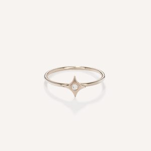 Anel minimalista feito a mão em ouro 18k com estrela e diamante no centro