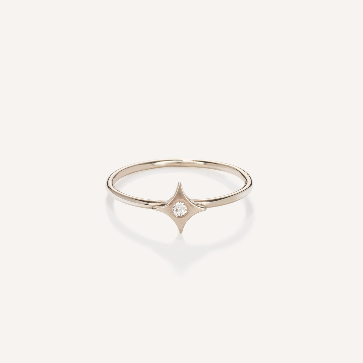Anel minimalista feito a mão em ouro 18k com estrela e diamante no centro