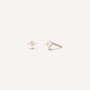 brinco em formato de estrela feito a mão em ouro 18k com diamante no centro
