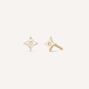 brinco em formato de estrela feito a mão em ouro 18k com diamante no centro