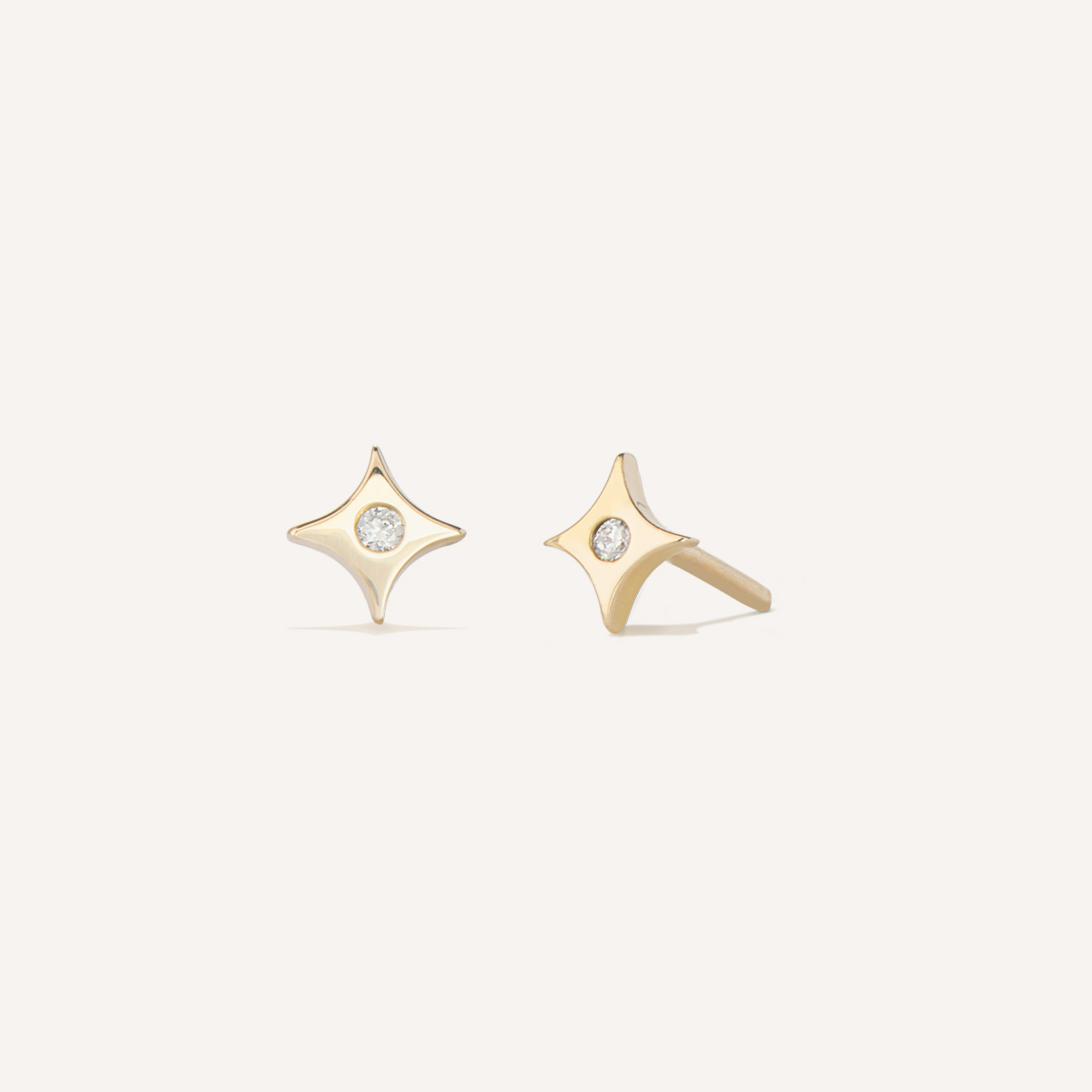 brinco em formato de estrela feito a mão em ouro 18k com diamante no centro