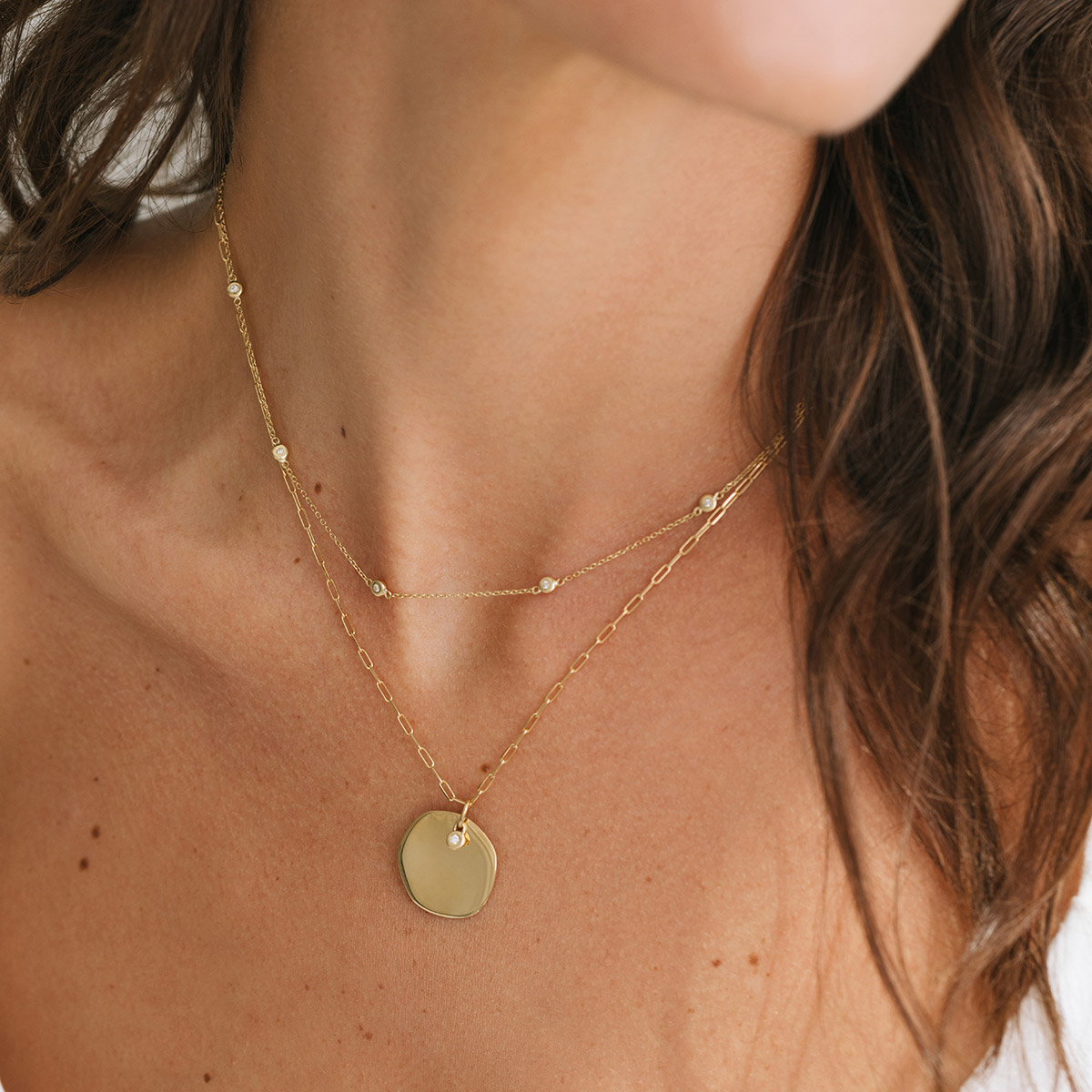 Mulher usando colar e Choker minimalista feita a mão em ouro 18k com sete diamantes em sua volta