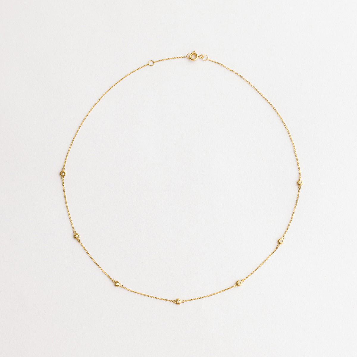 Choker minimalista feita a mão em ouro 18k com sete diamantes em sua volta