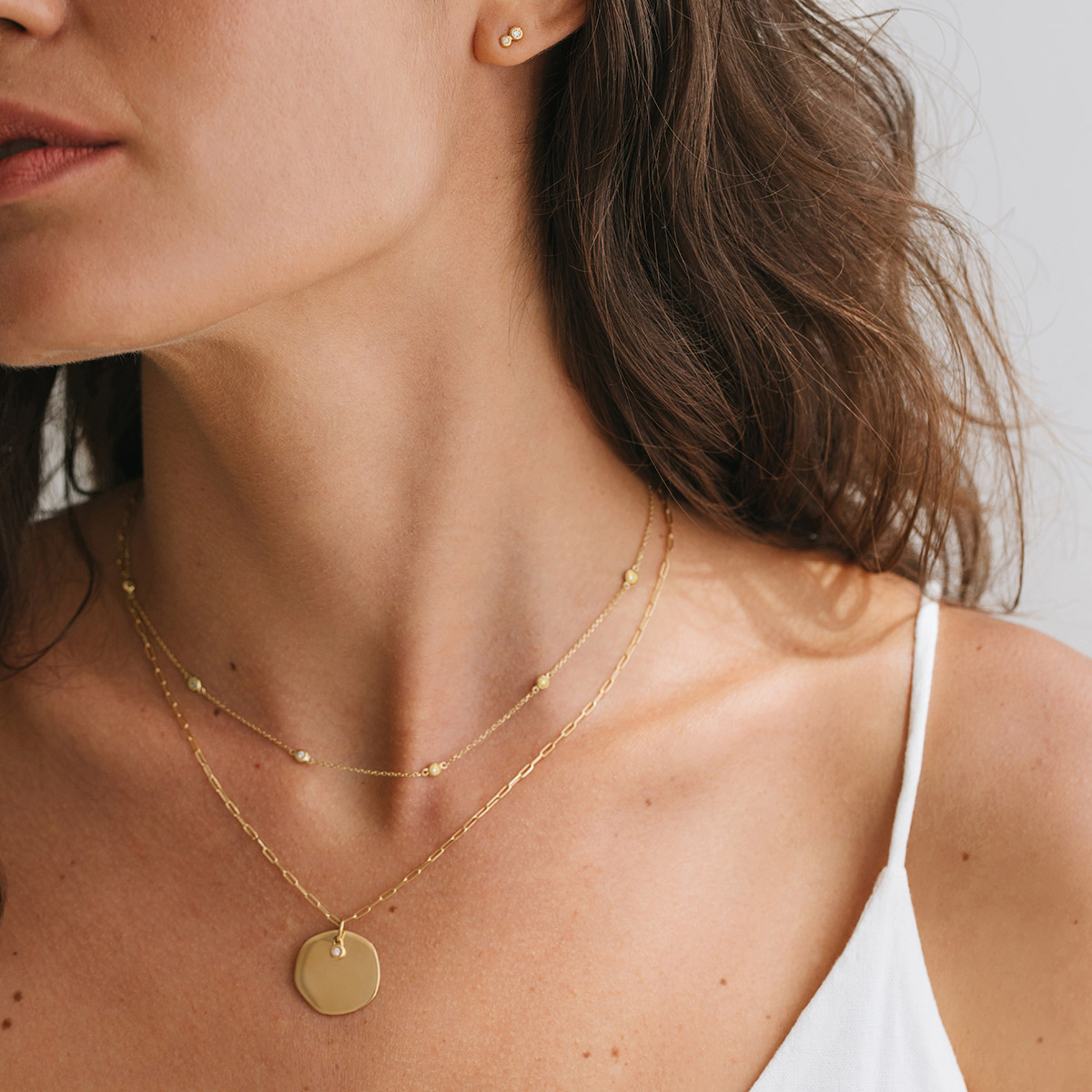 Mulher usando colar e Choker minimalista feita a mão em ouro 18k com sete diamantes em sua volta
