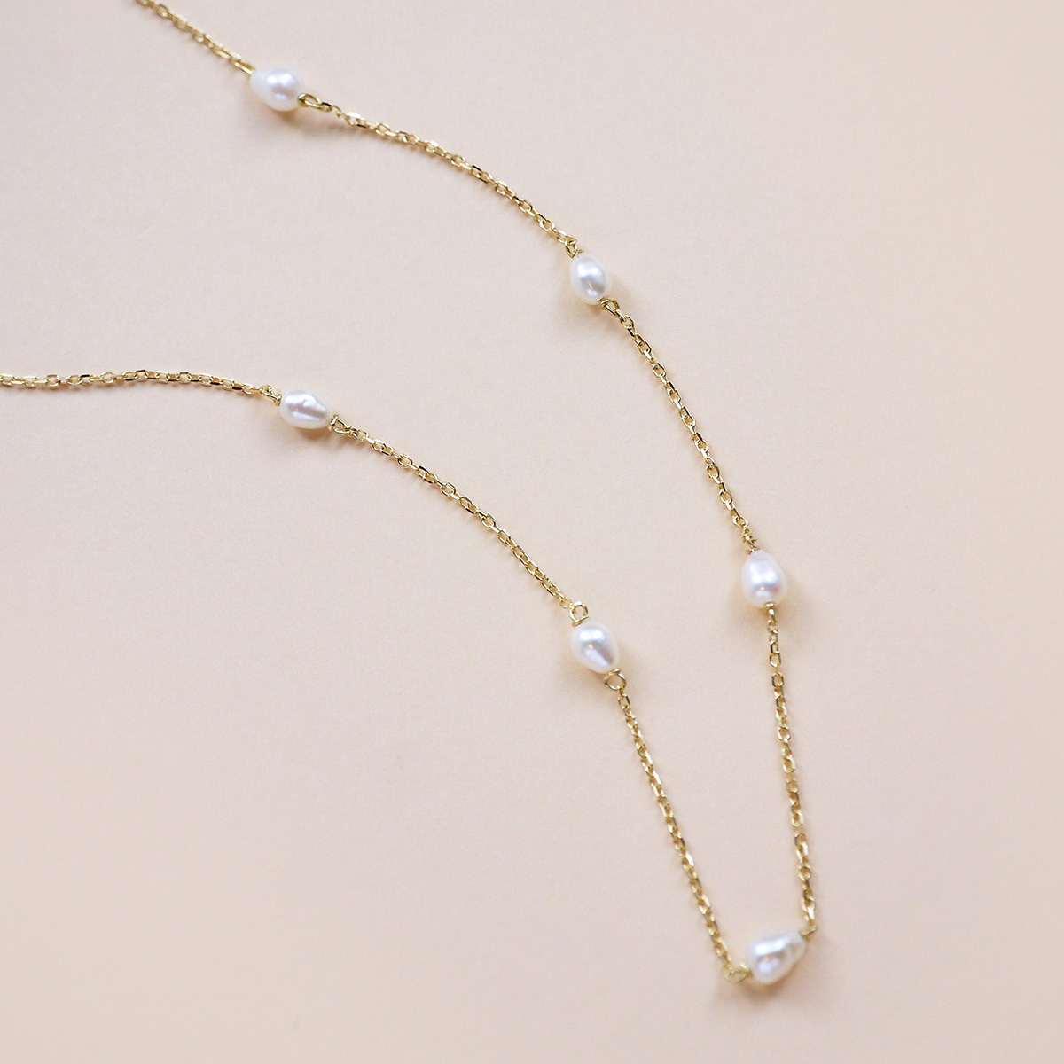 choker minimalista feita a mão em ouro 18k com 10 mini pérolas naturais