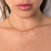 Mulher usando colar com diamante e chocker feita a mão em ouro 18k com corrente cartier
