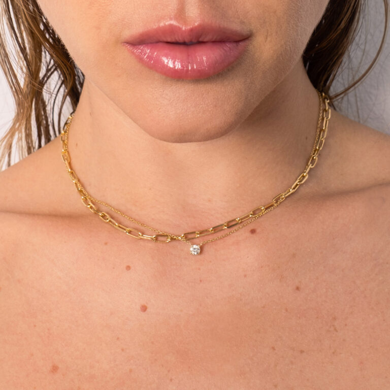 Mulher usando colar com diamante e chocker feita a mão em ouro 18k com corrente cartier
